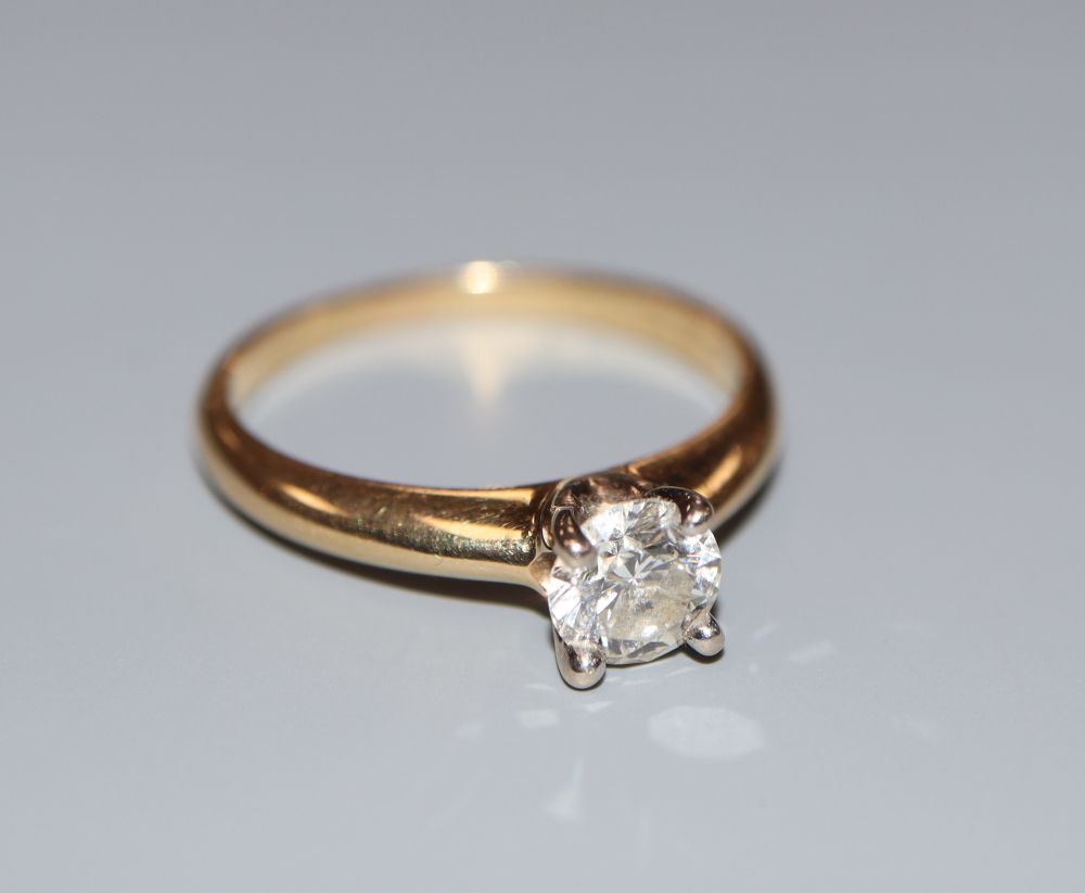 A modern 18ct gold and solitaire diamond ring, size Q, gross 4.5 grams.
